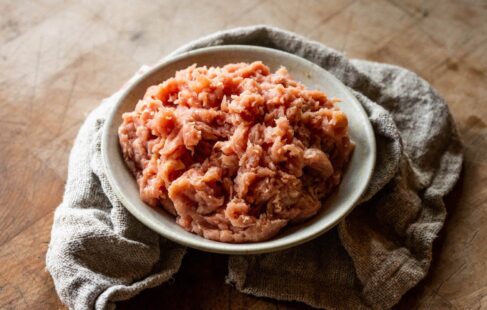 Freshly minced Grassland Sommerlad Heritage chicken, naturally free from additives and chlorine, ready to bring exceptional flavour to your dishes